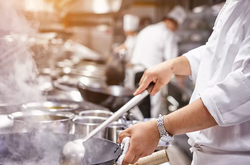 Медведев поручил пересмотреть правила работы ресторанов